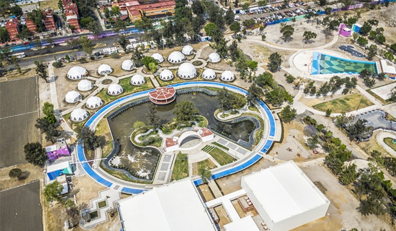 Iztapalapa ya cuenta con alberca con olas y pista de hielo &mdash; ImagenRadio.com.mx